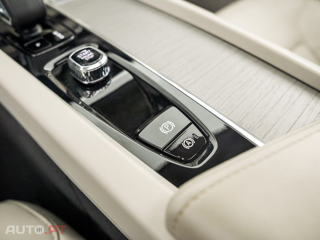 Volvo XC60 2.0 T6 PHEV Core AWD