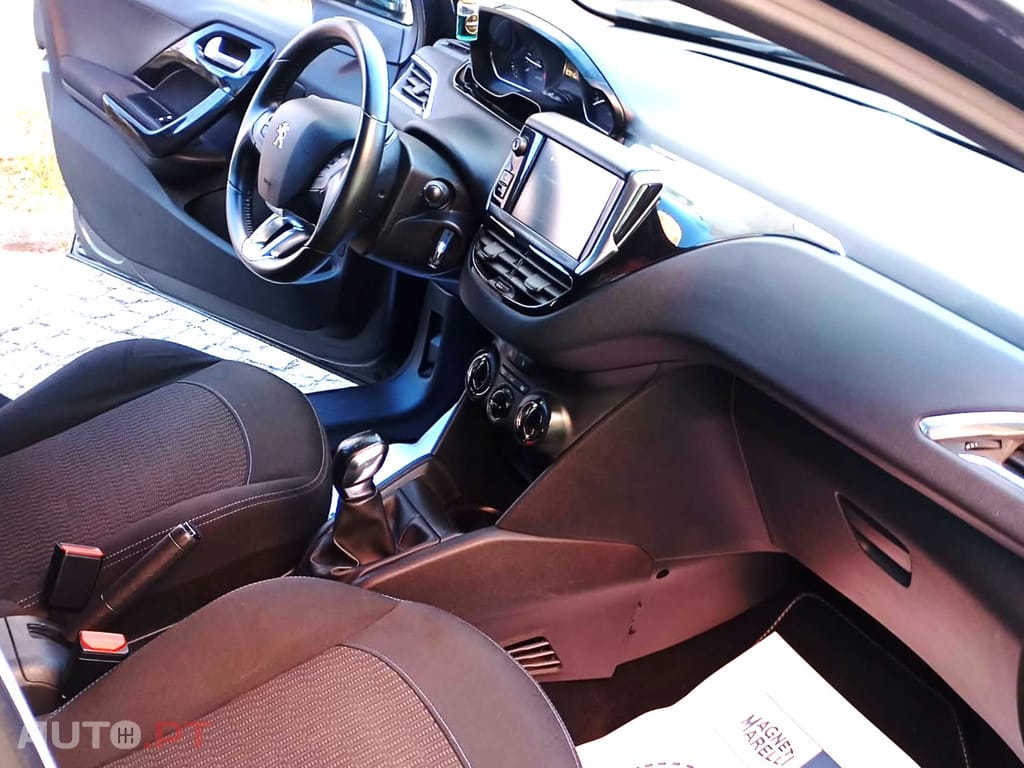 Peugeot 208 1.2 PureTech Signature 82 cv–Nacional