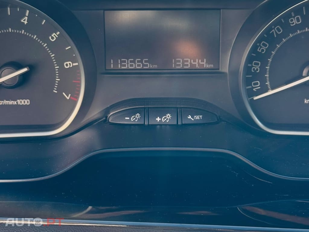 Peugeot 208 PureTech 82 Stop & Start Signature