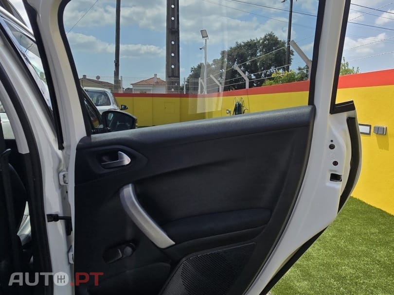 Peugeot 2008 1.2 PureTech Allure — fotografia 13