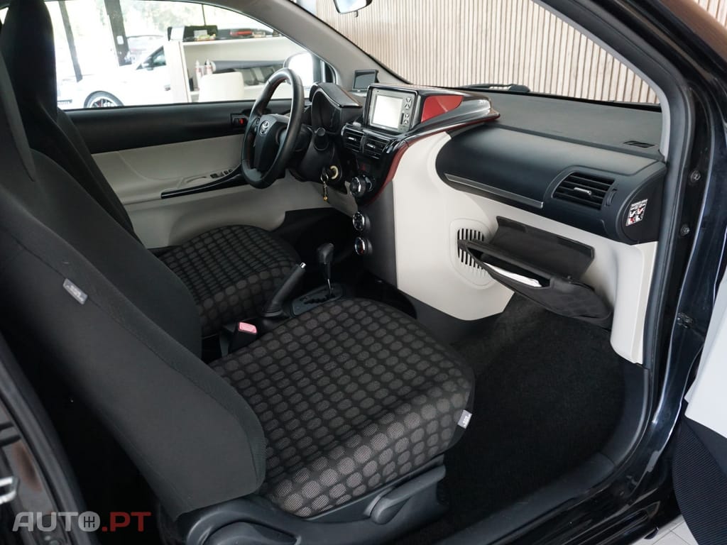 Toyota iQ 1.0 VVT-i 2 MultiDrive NAVI+Bluetooth