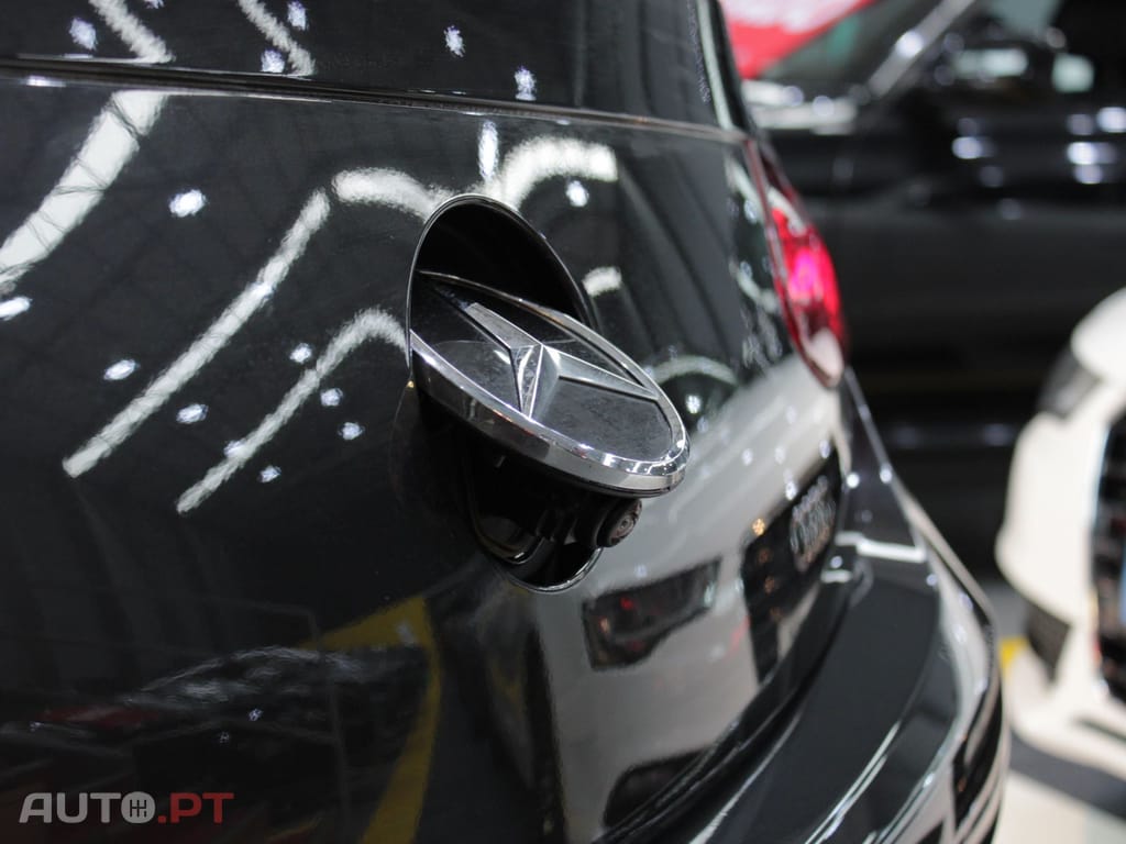 Mercedes-Benz E 220 AMG LINE