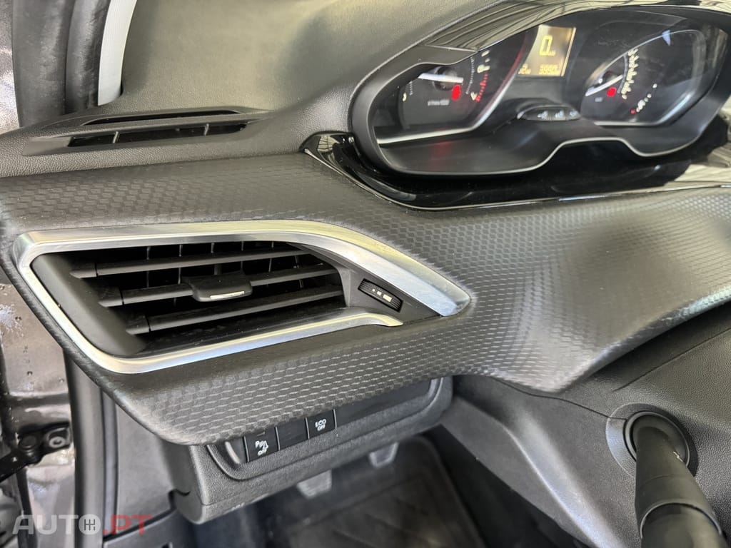Peugeot 2008 1.2 PureTech Style — fotografia 17