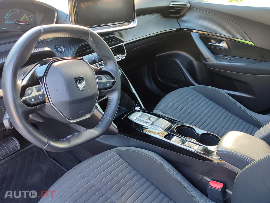 Peugeot E-2008 Active