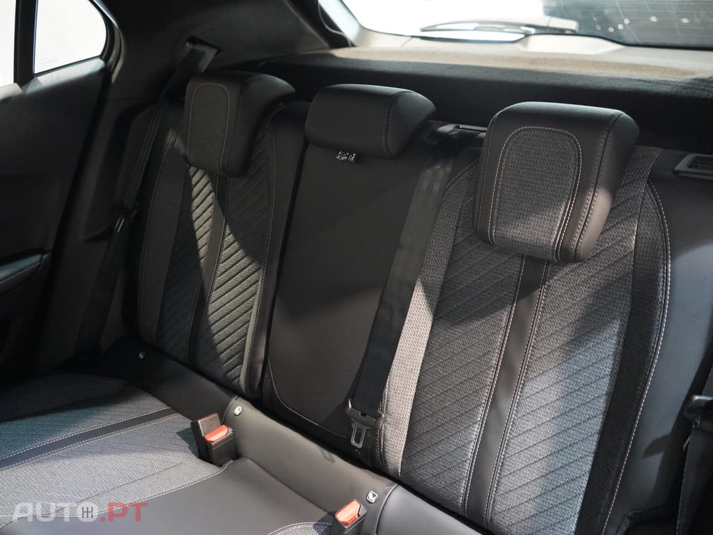 Peugeot 2008 1.2 Hybrid Allure e-DCS6