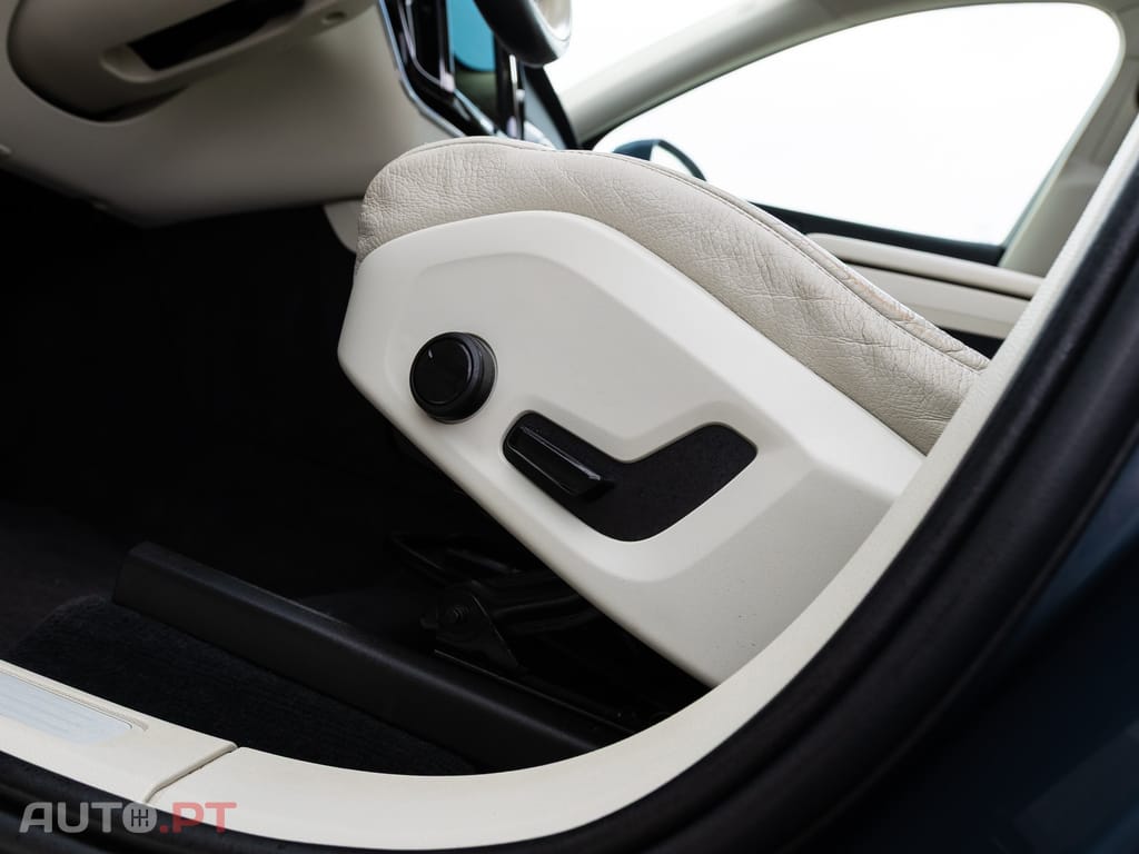 Volvo XC 60 2.0 B4 Momentum — fotografia 12