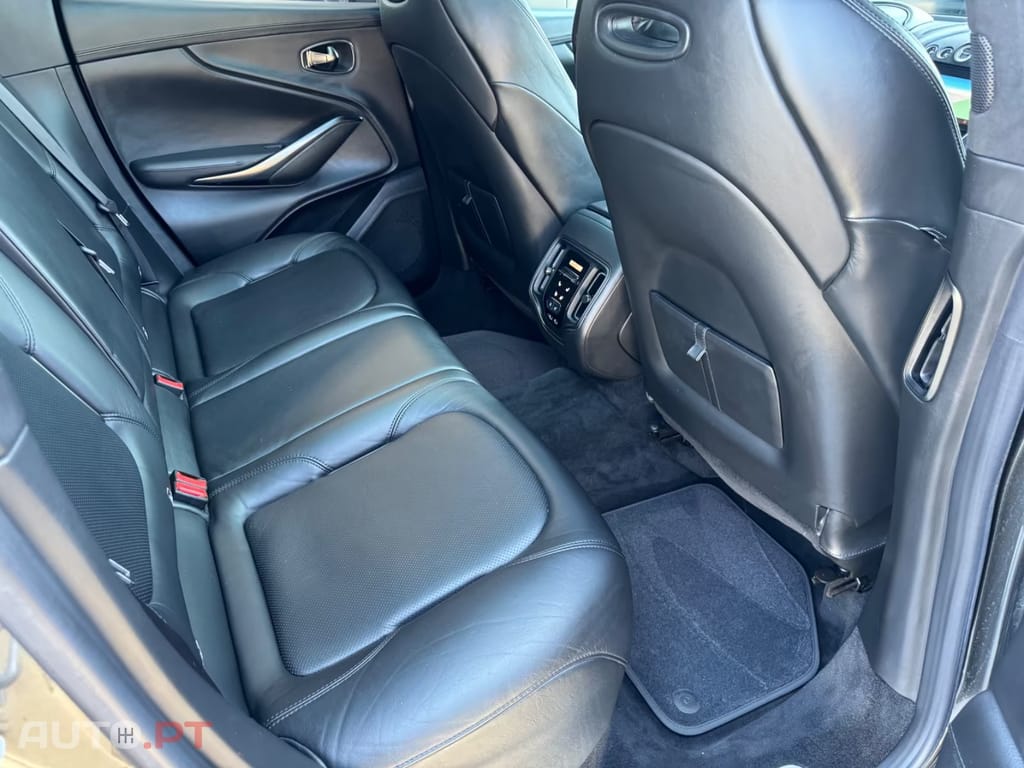 Aston Martin DBX 4.0 V8