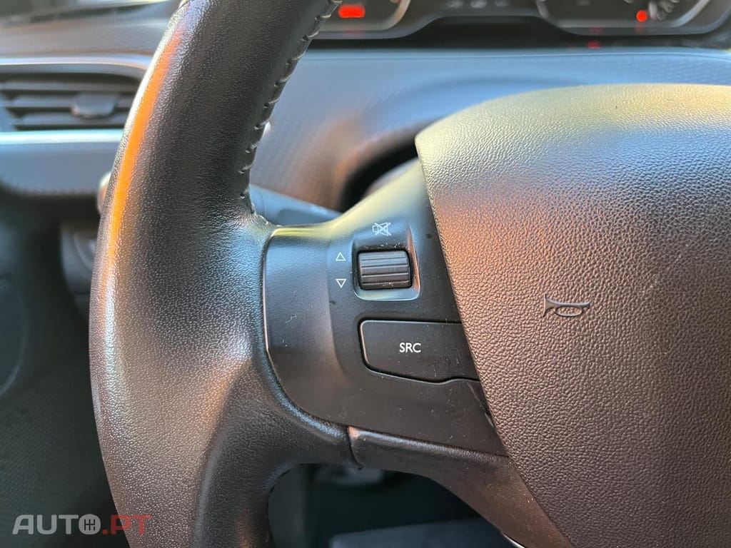 Peugeot 208  1.2 VTi Style