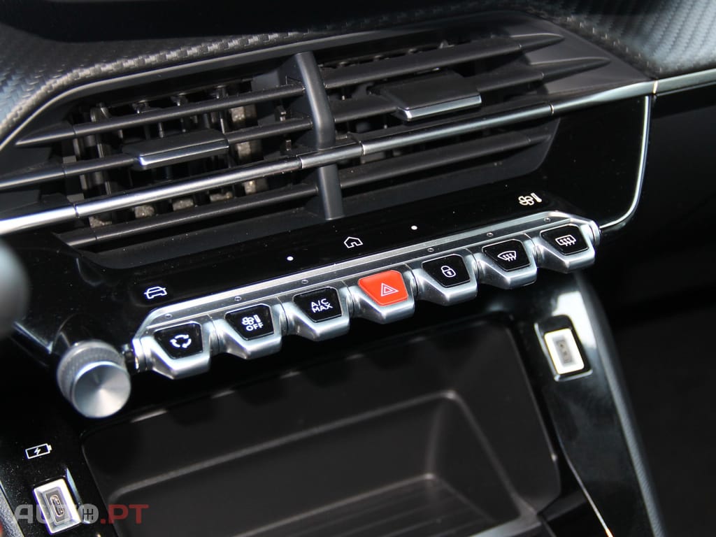Peugeot 2008 1.2 PureTech Active — fotografia 11