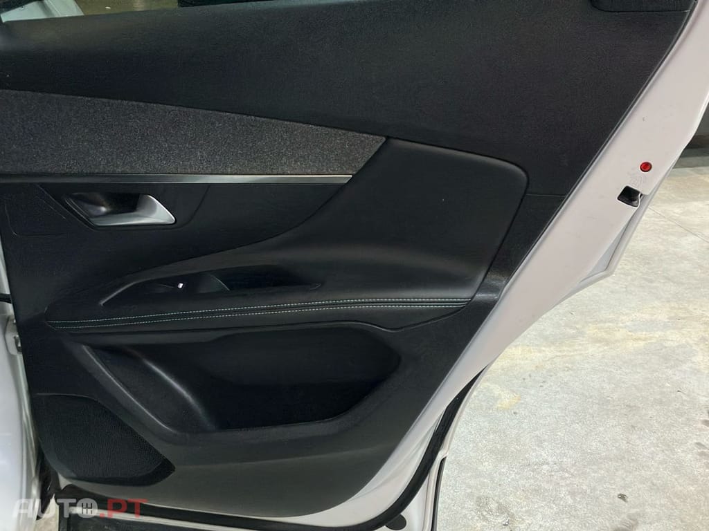 Peugeot 3008 1.6 Hybrid Allure e-EAT8