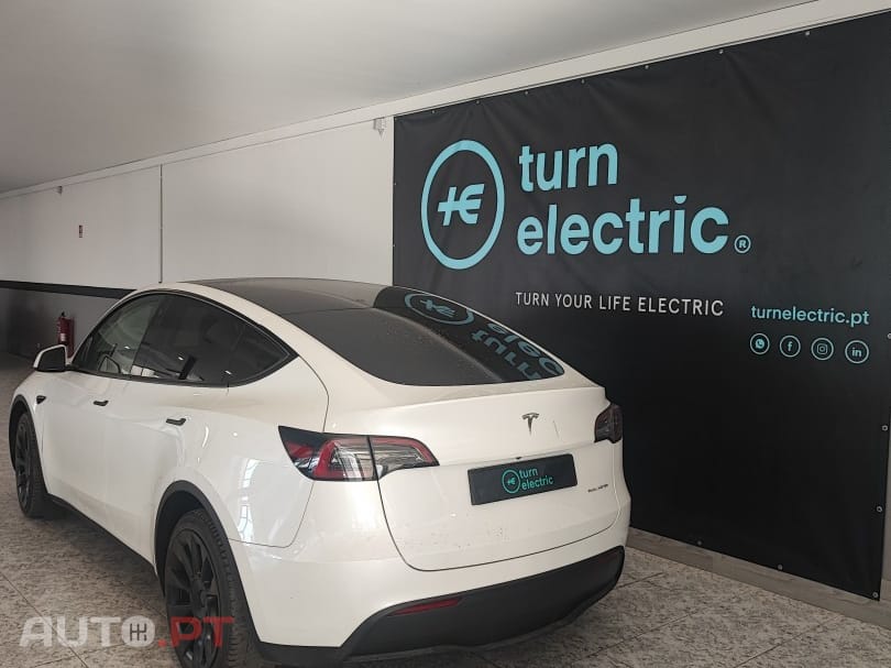 Tesla Model Y Long Range Dual Motor AWD — fotografia 4