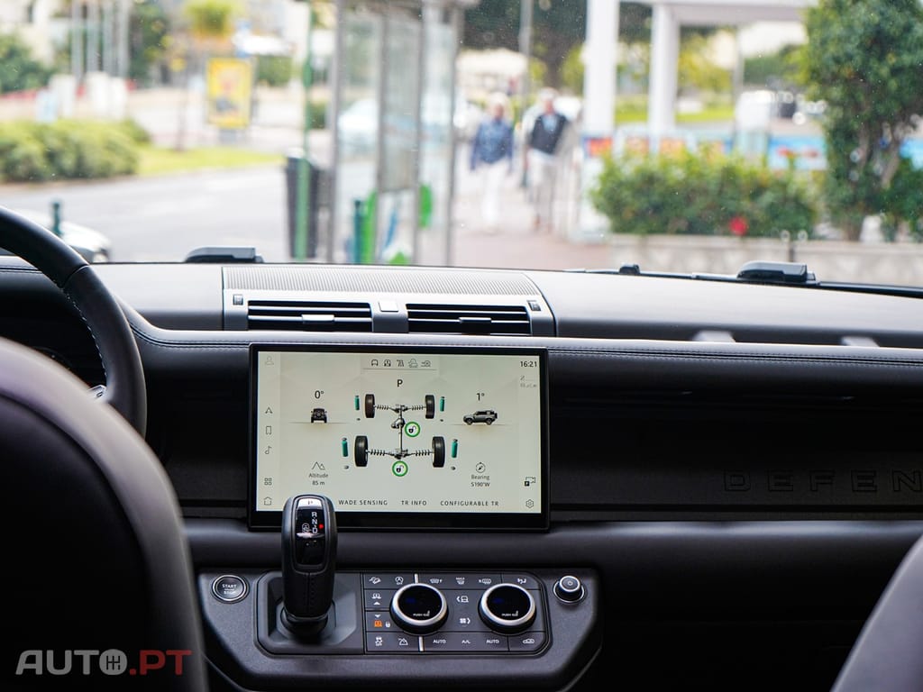 Land Rover Defender 90 D300 X-Dynamic HSE