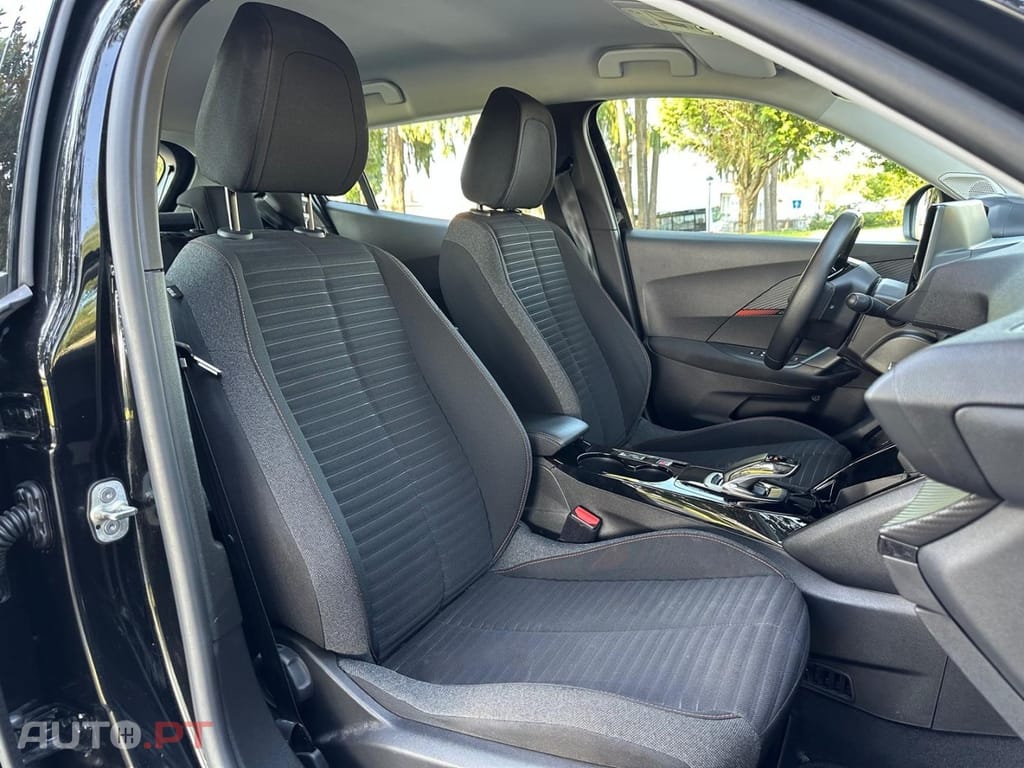 Peugeot E-2008 50 kWh Active Pack