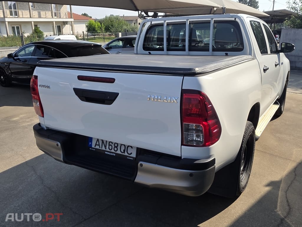 Toyota Hilux 2.4 D-4D 4WD CD CM — fotografia 5