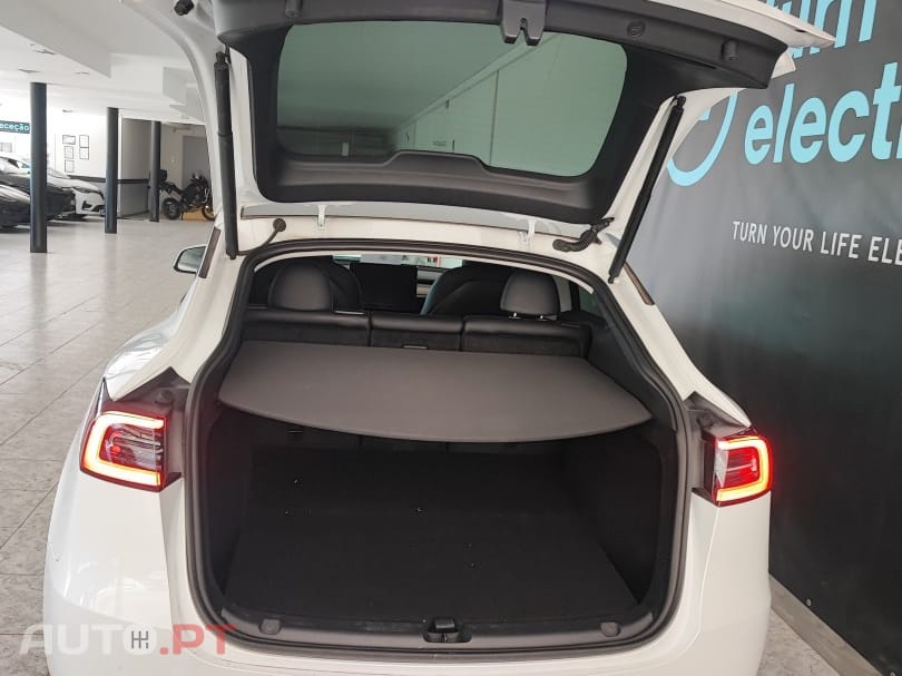 Tesla Model Y Long Range RWD — fotografia 6