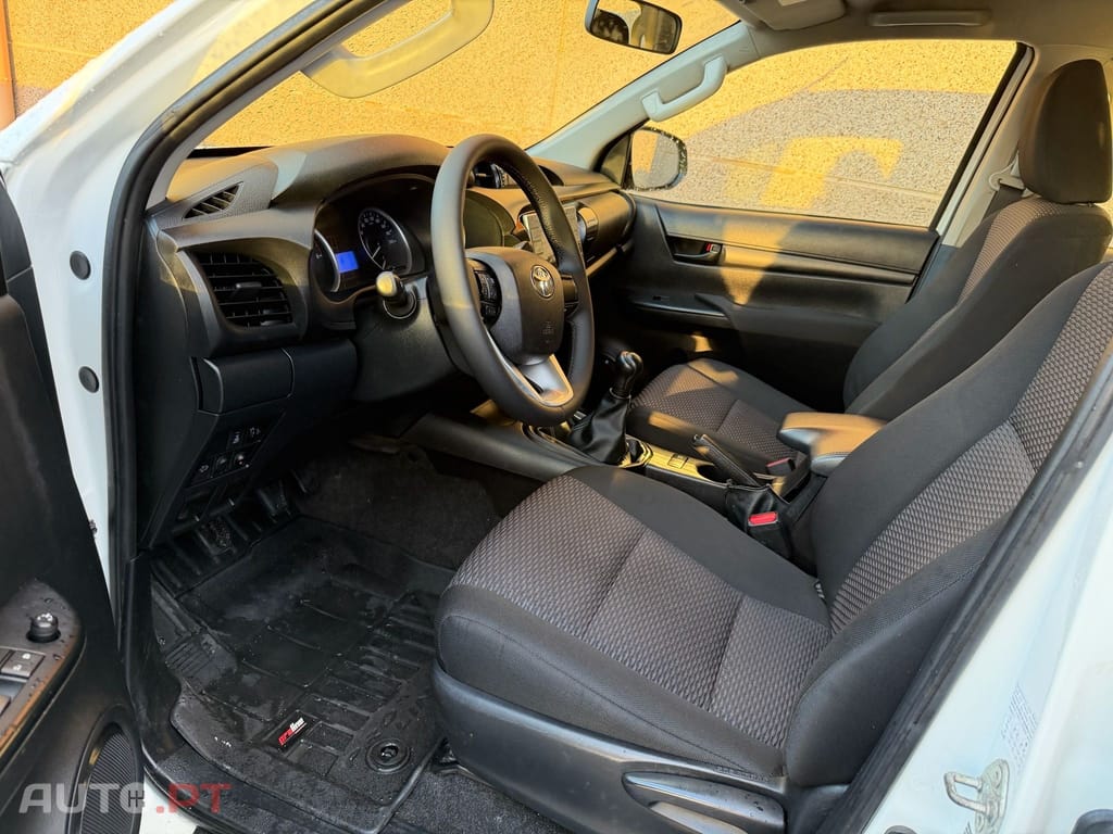 Toyota Hilux 2.4 D-4D 4WD CD Premium Edition