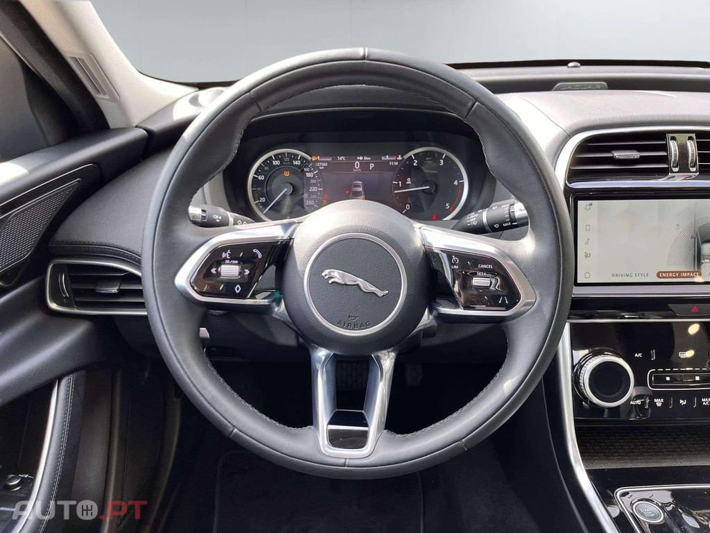 Jaguar XE 200d R Dynamic RED 