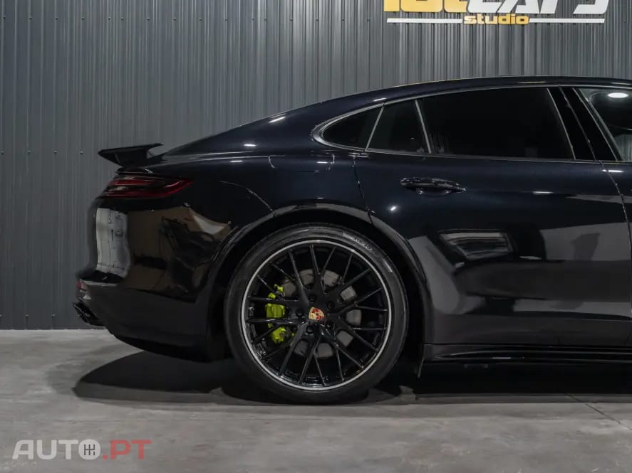 Porsche Panamera 4 E-Hybrid Platinum Edition