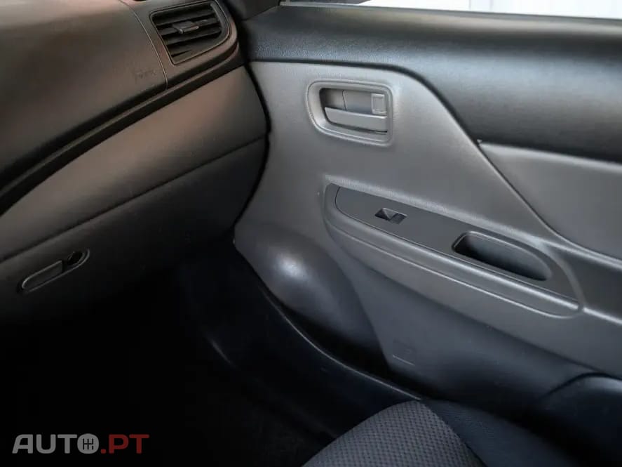 Mitsubishi L200 2.4 DI-D CD Invite Space Cab 3L 4WD