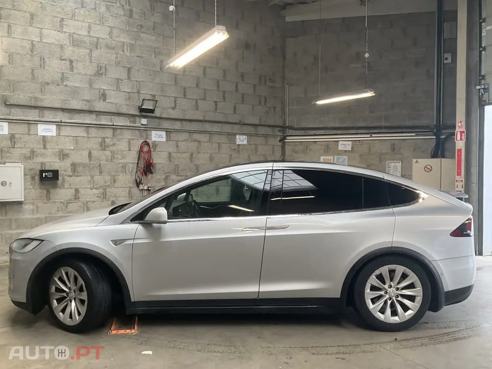 Tesla Model X 90D