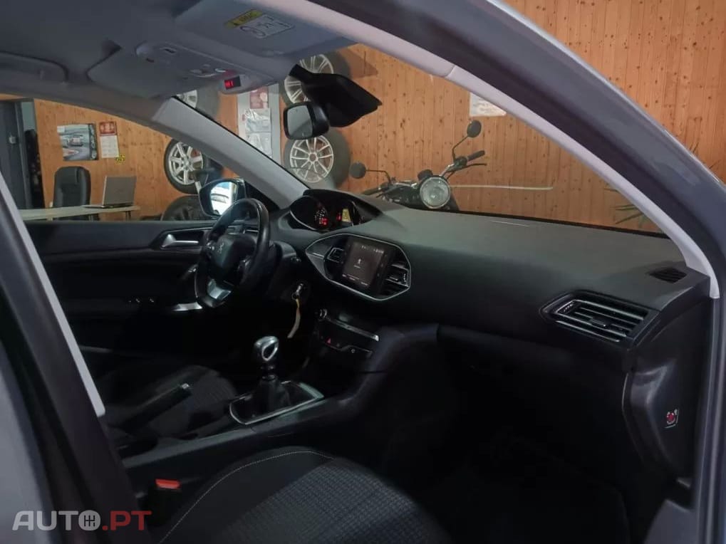 Peugeot 308 1.2 PureTech Active J17