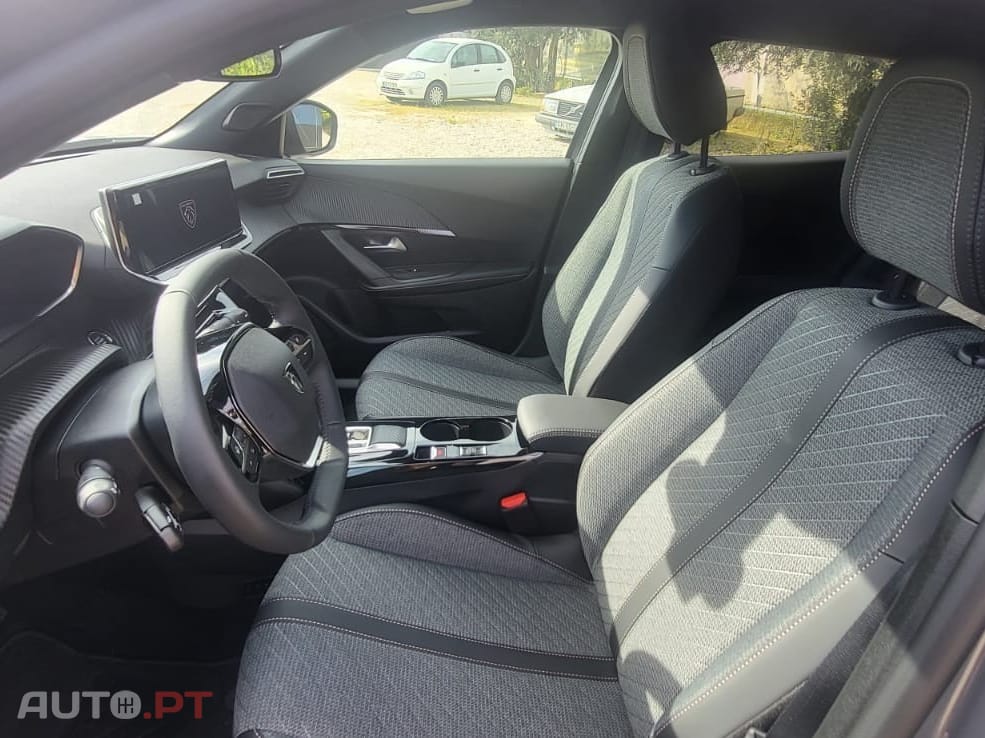 Peugeot E-2008 54 kWh Allure