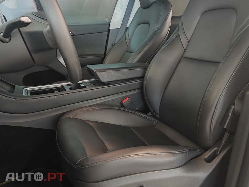 Tesla Model Y Long Range Dual Motor AWD — fotografia 7