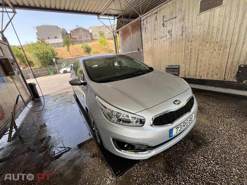 Kia Ceed 1.4 CRDi EX — fotografia 4