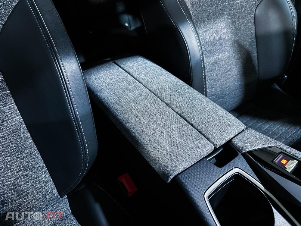 Peugeot 3008 1.2 Hybrid Allure e-DCS6