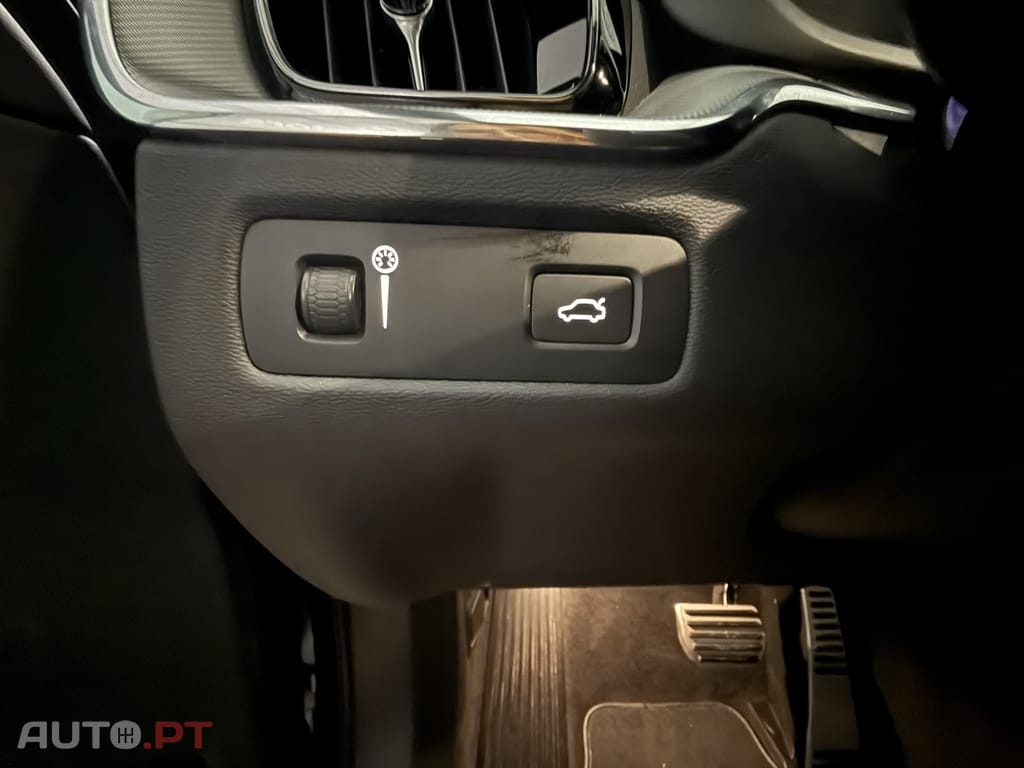 Volvo XC60 2.0 B4 Plus Dark