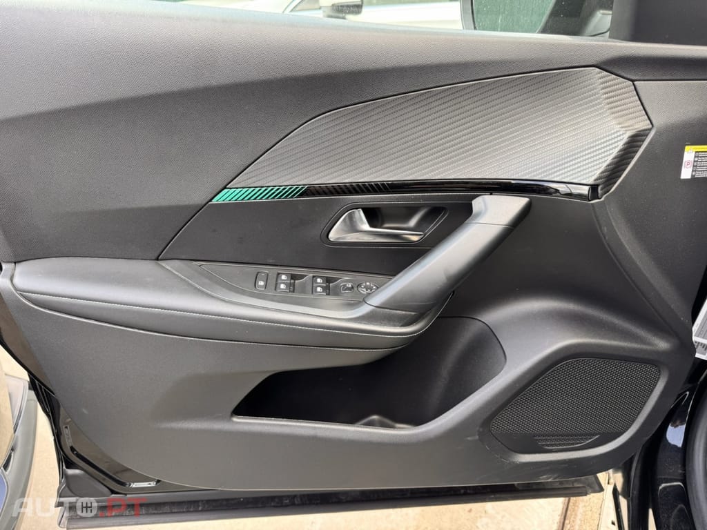 Peugeot E-2008 50 kWh Active Pack