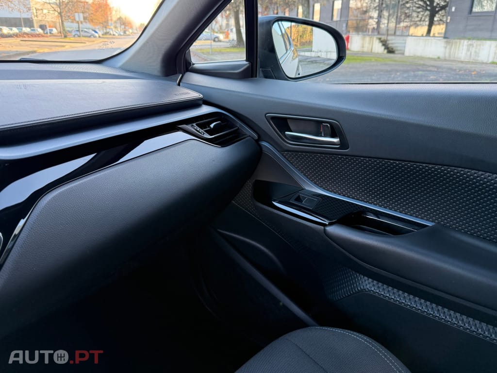 Toyota C-HR 1.8 Hybrid Square Collection