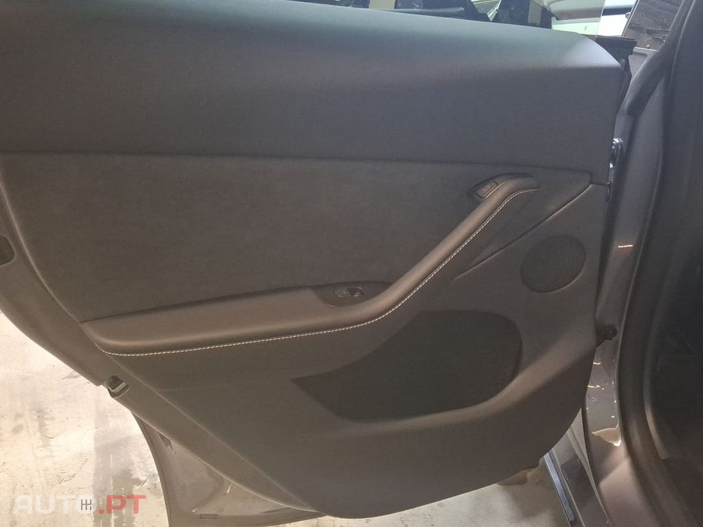 Tesla Model Y Long-Range RWD