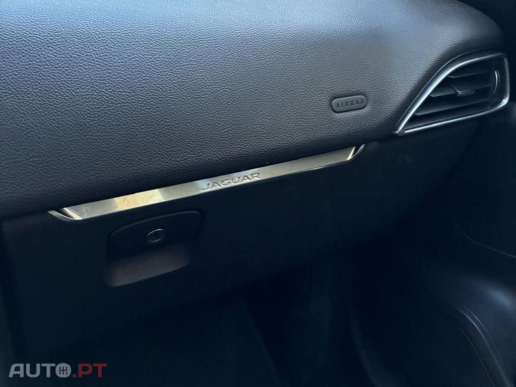 Jaguar F-Pace 2.0D 180HP PURE AUTO