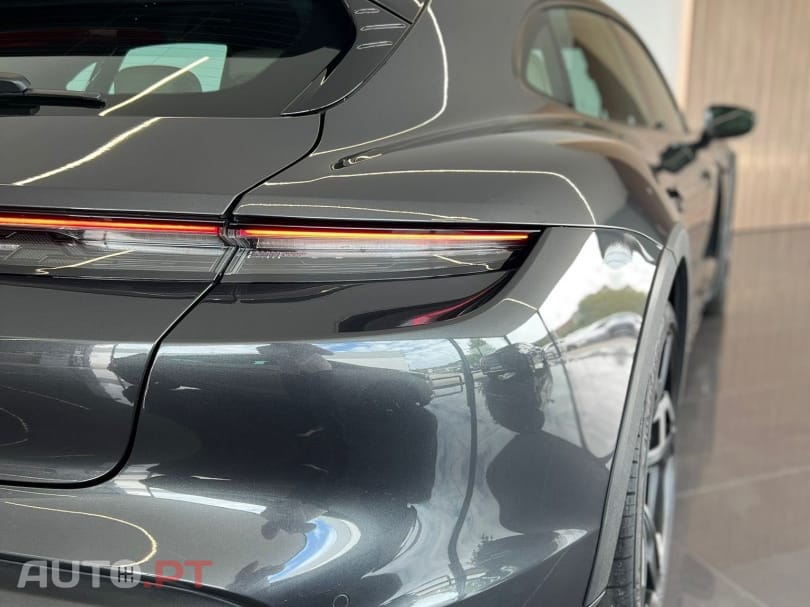 Porsche Taycan 4
