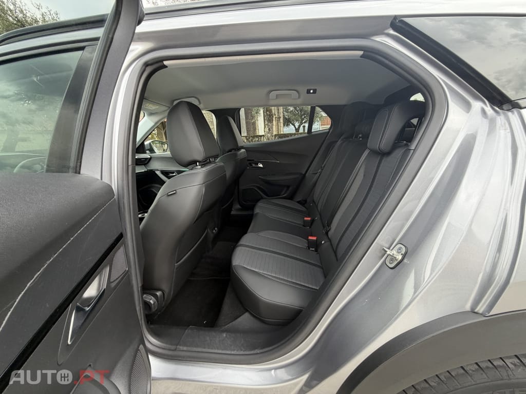 Peugeot E-2008 50 kWh Allure