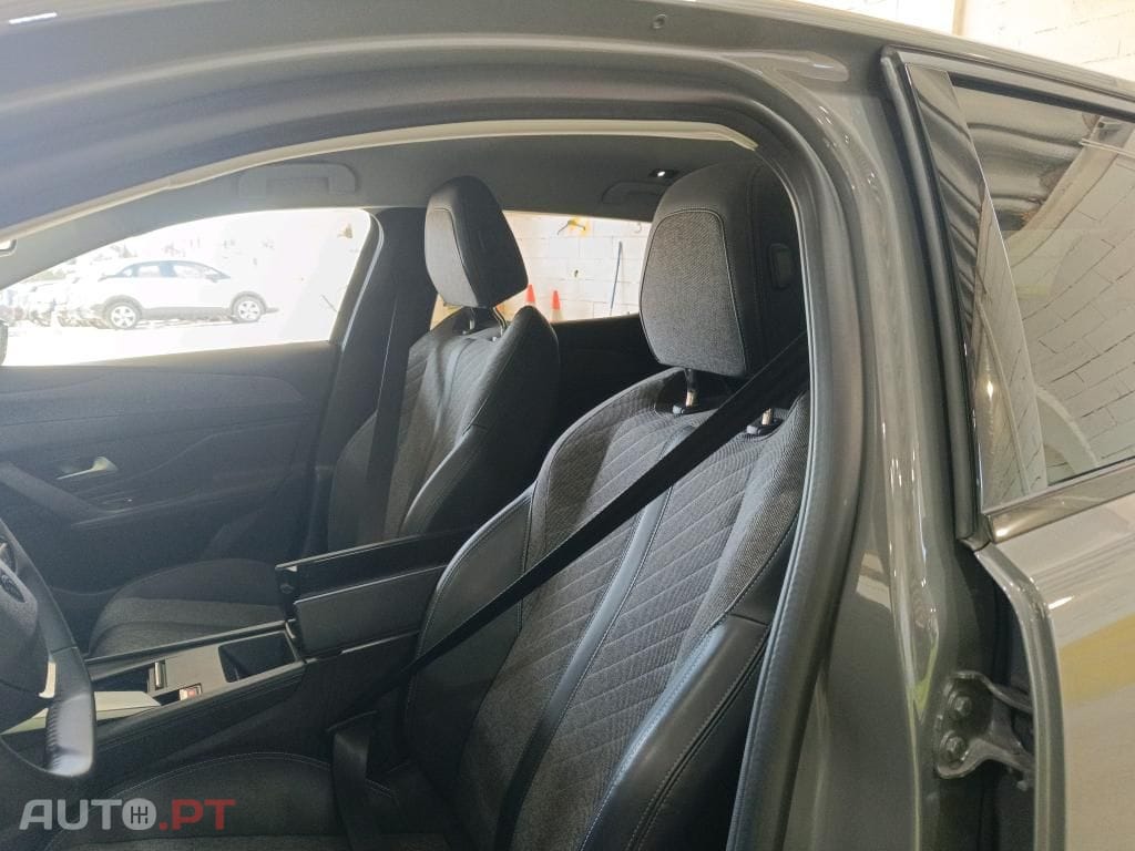 Peugeot 408 1.2 PureTech Allure EAT8