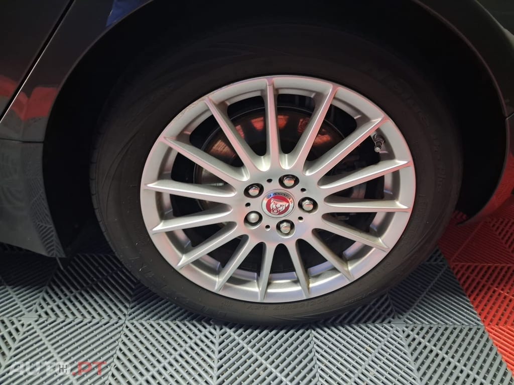 Jaguar XE 2.0 D Prestige Aut. — fotografia 14