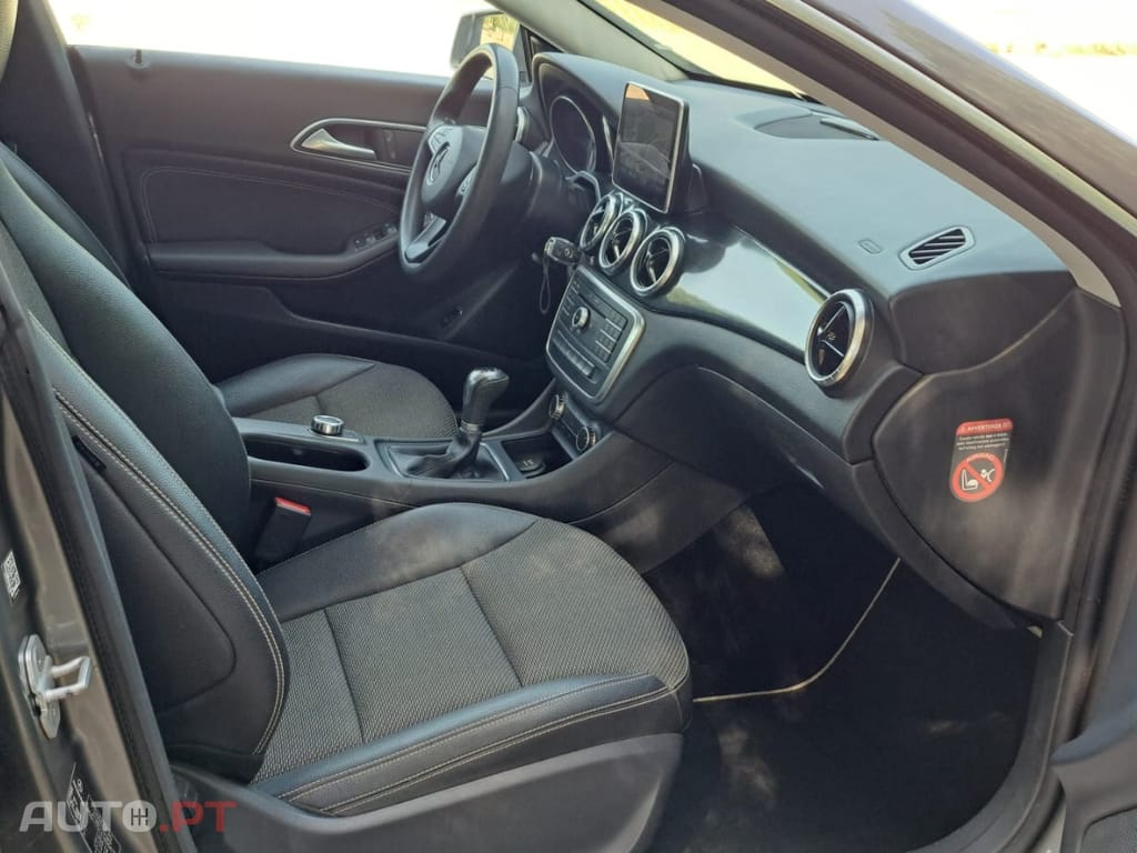 Mercedes-Benz CLA 180 BlueEFFICIENCY) Urban