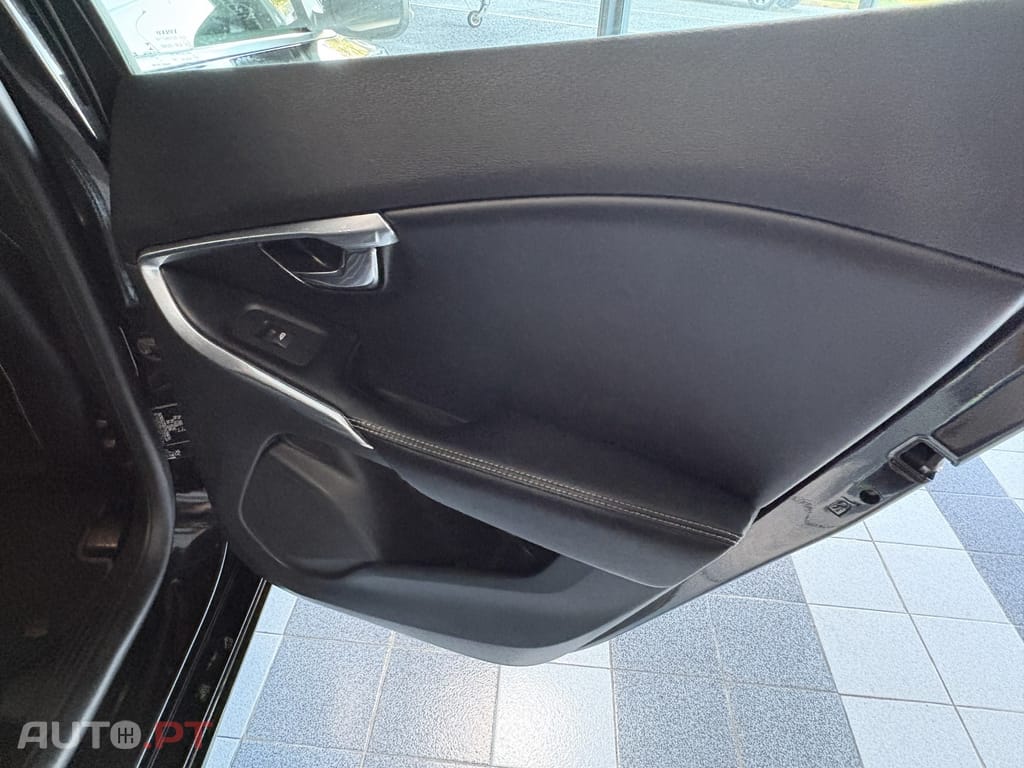 Volvo V40 2.0 D2 R-Design Momentum