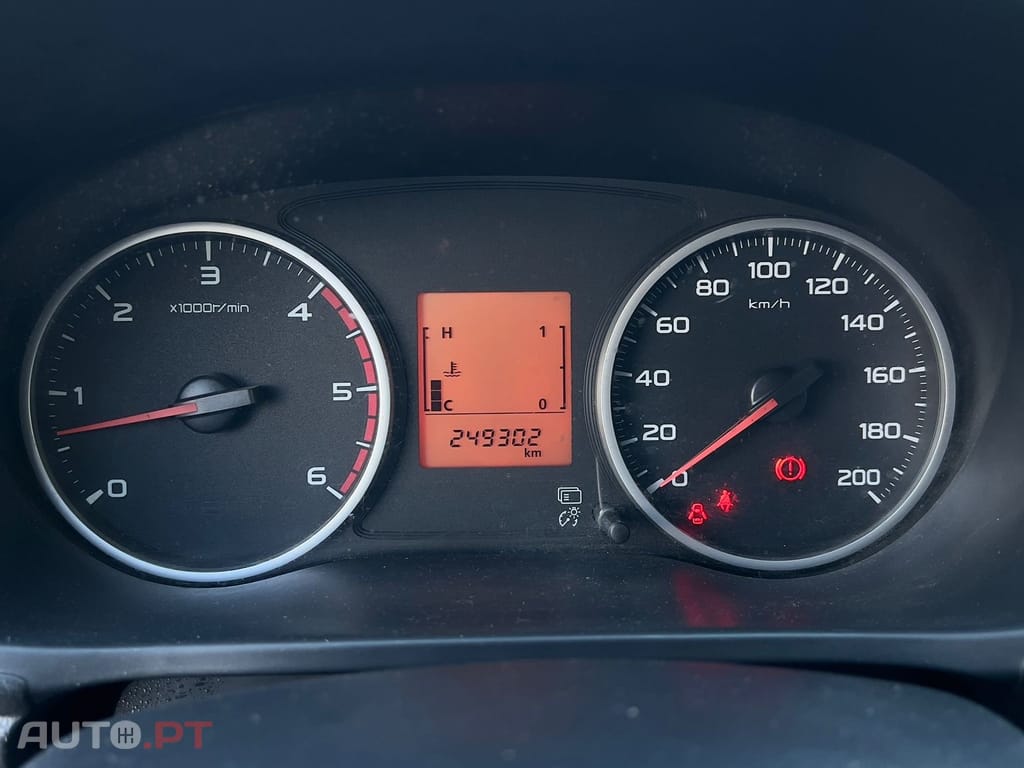 Mitsubishi L200 2.4 DI-D CD Invite Space Cab 3L 4WD