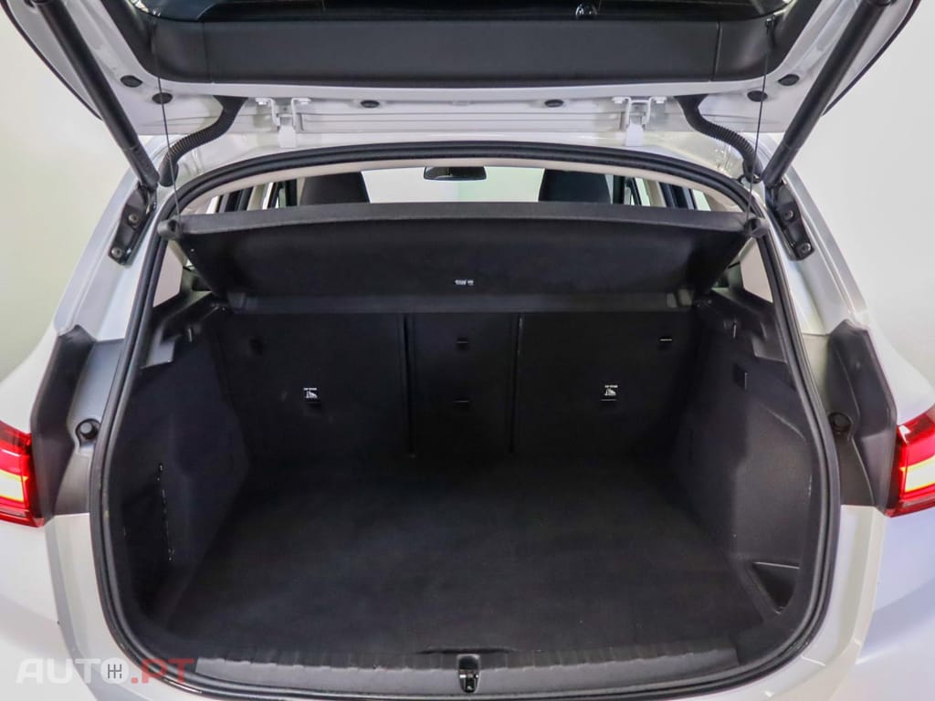 BMW 225 xe Auto