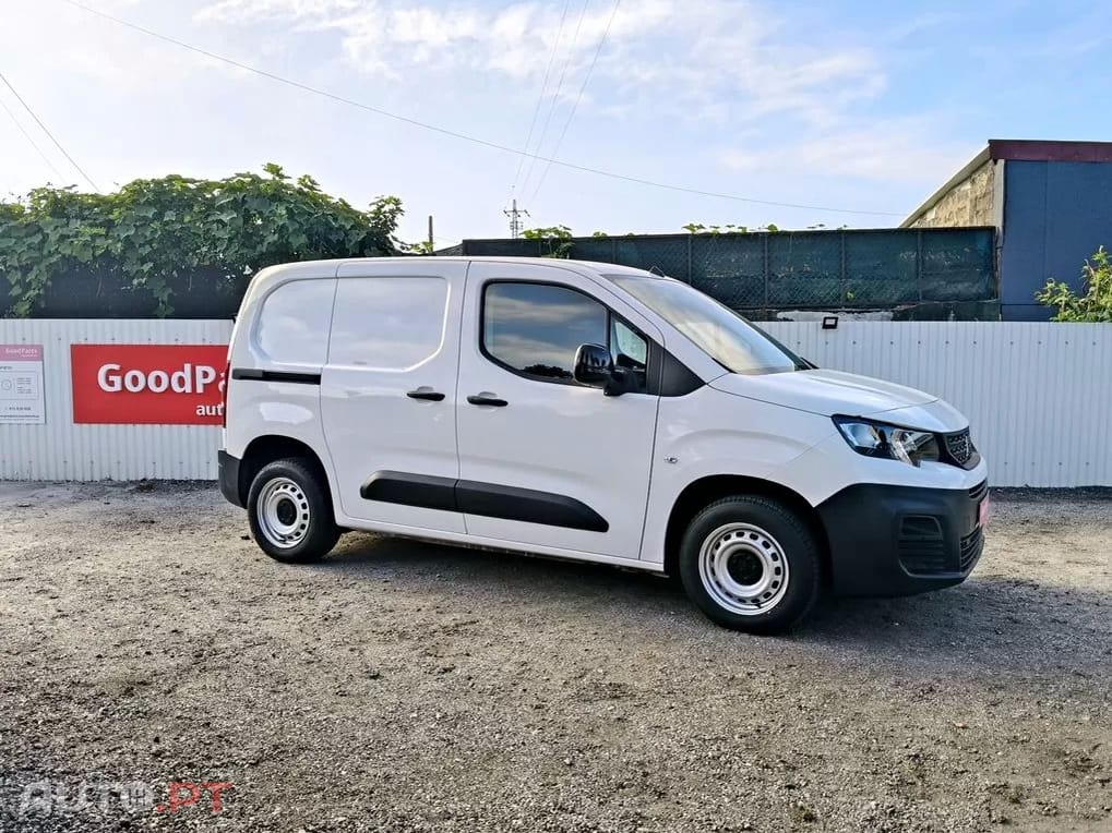 Peugeot Partner 1.2 PRO 110 CV L1H1 -