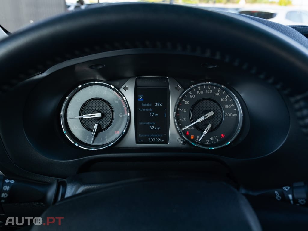 Toyota Hilux 2.4 D-4D 4WD CD Tracker S CA