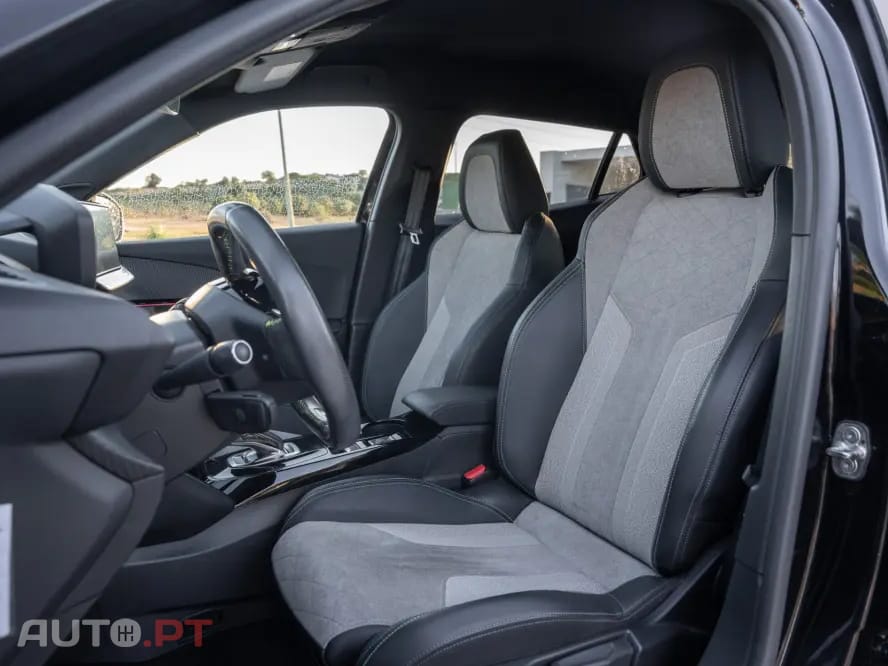 Peugeot E-2008 50 kWh GT