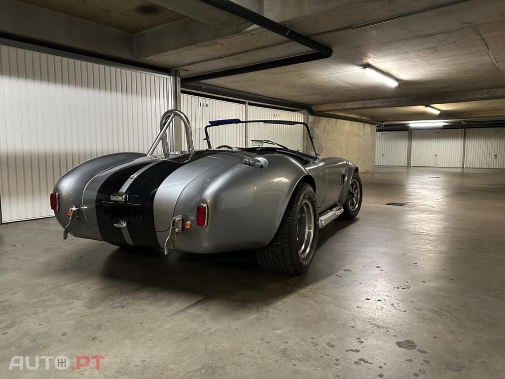 AC Cobra V8