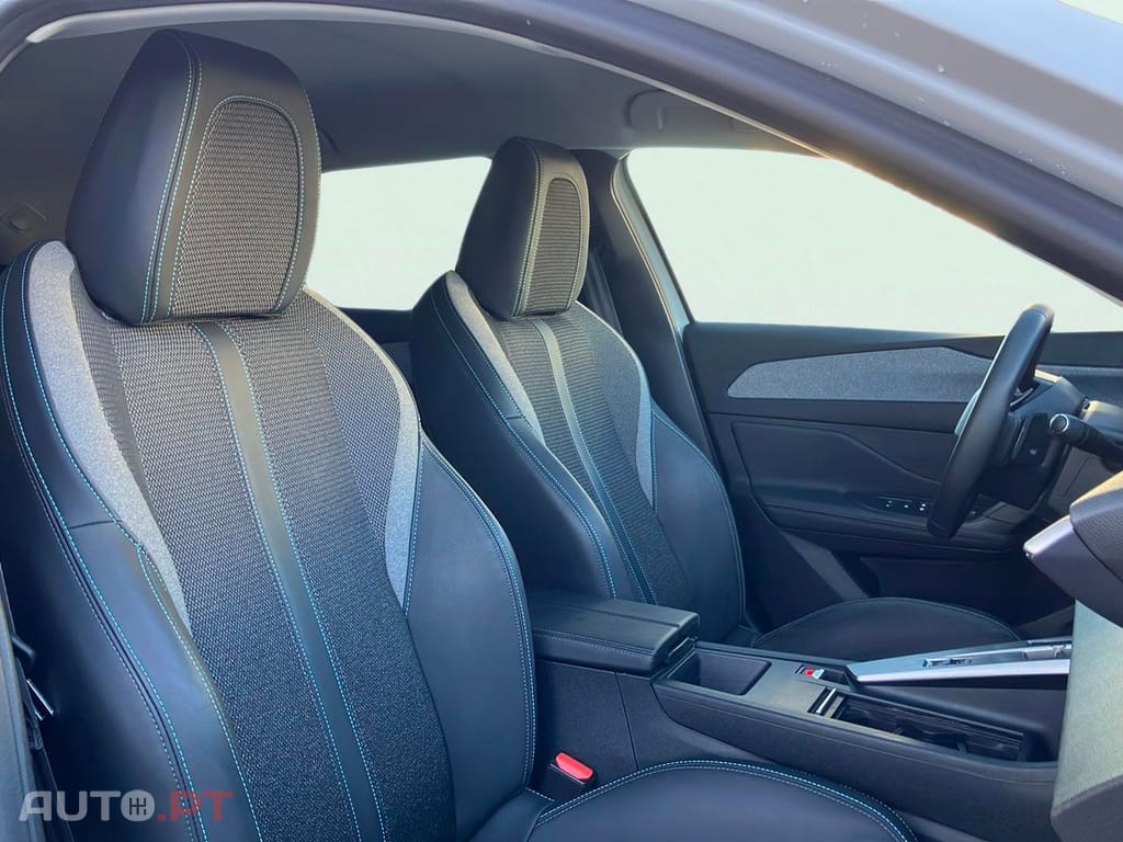 Peugeot 408 HYBRID 136 e-DSC6 Allure