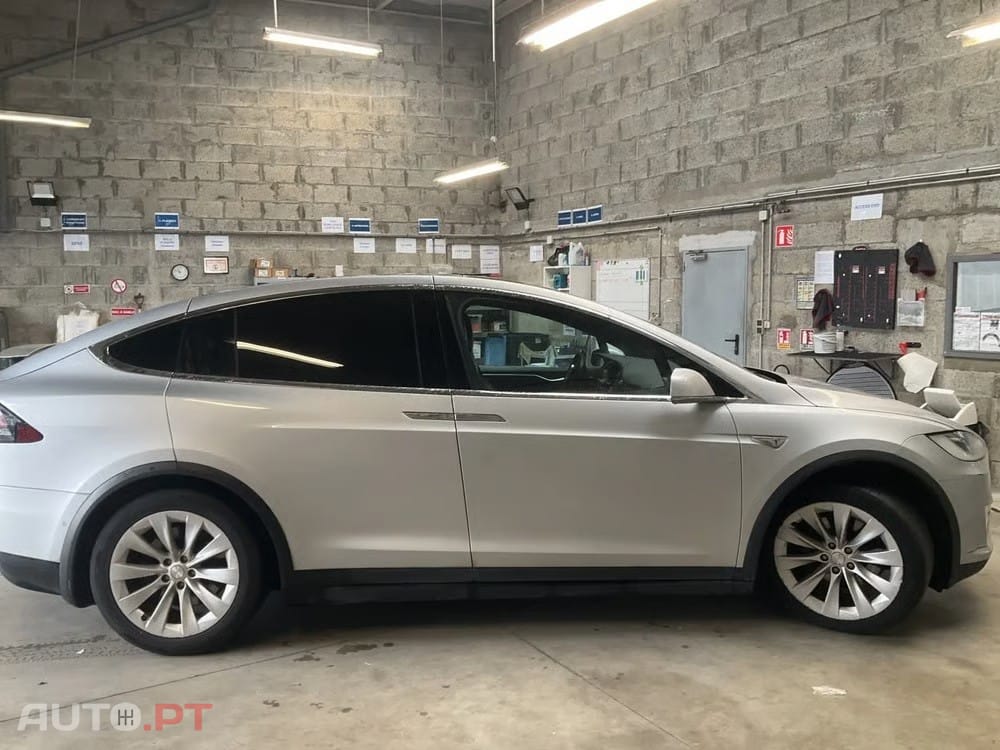 Tesla Model X 90D
