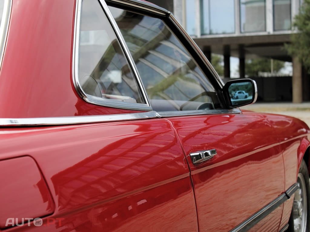 Mercedes-Benz SL 350 R107