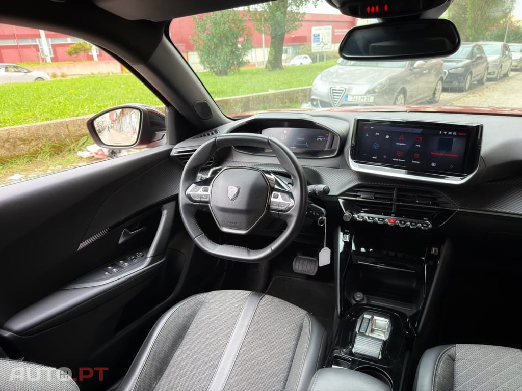 Peugeot 2008 PureTech 130 EAT8 GT